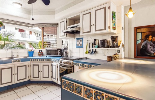 Marina Vallarta Apartamento | Spacious 2-bedroom apartment with AC, WiFi in Marina Vallarta.
