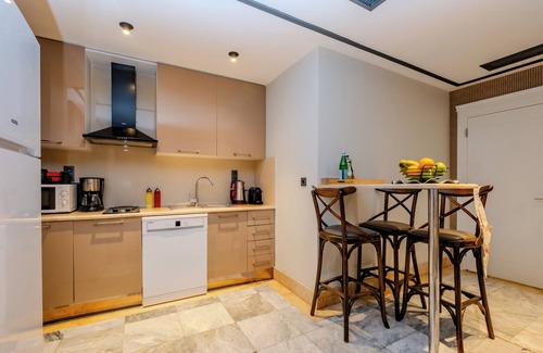 Cihangir Apartamento | Spacious 2-bedroom apartment in marvelous Istanbul with AC