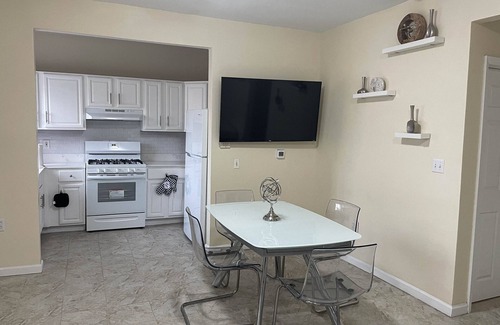 Brooklyn Apartamento | Spacious 2 bedroom apartment with Patio! As Seen On Arbnb 5 star listing!