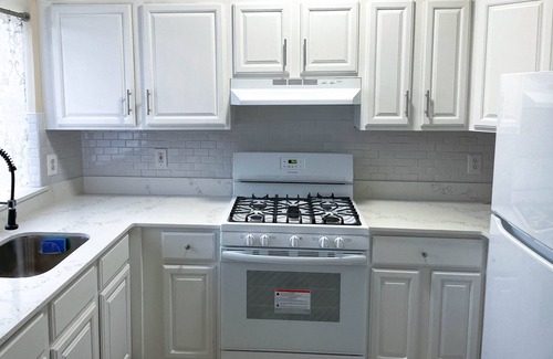 Brooklyn Apartamento | Spacious 2 bedroom apartment with Patio! As Seen On Arbnb 5 star listing!
