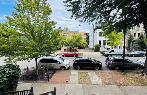 Sheffield Neighbors Apartamento | Spacious 2-bedroom apartment with AC in vibrant Chicago