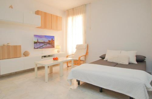 Doctor Barraquer-Grupo Renfe-Policlinico Apartamento | Spacious 2-Bedroom Apartment - Walk to Isla Mágica - AC - Premium Bed
