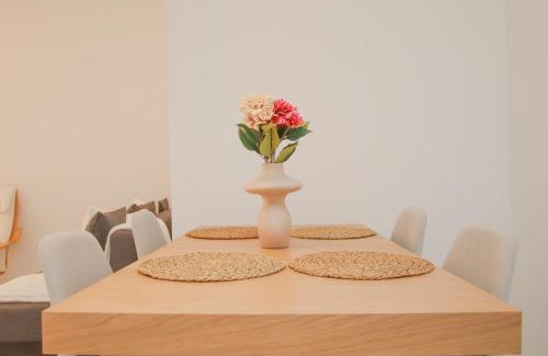 Doctor Barraquer-Grupo Renfe-Policlinico Apartamento | Spacious 2-Bedroom Apartment - Walk to Isla Mágica - AC - Premium Bed