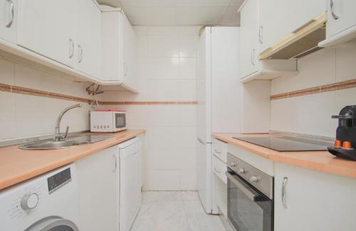 Doctor Barraquer-Grupo Renfe-Policlinico Apartamento | Spacious 2-Bedroom Apartment - Walk to Isla Mágica - AC - Premium Bed