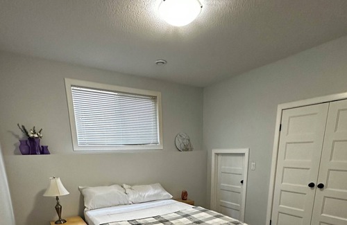 Sylvan Lake Apartamento | Spacious 2 bedroom basement suite with outdoor patio