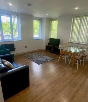 Cannock Apartamento | Spacious 2 Bedroom Flat City Centre