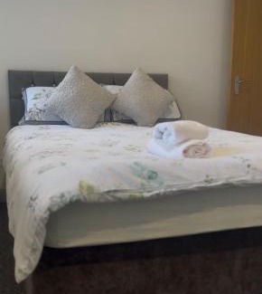 Cannock Apartamento | Spacious 2 Bedroom Flat City Centre