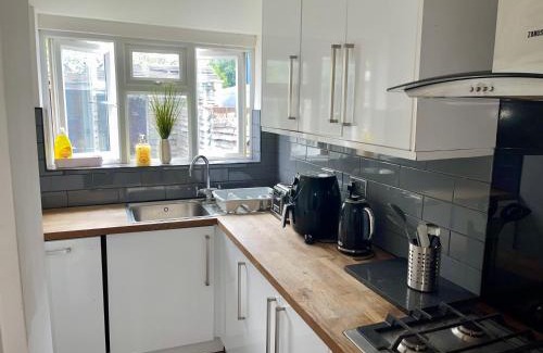 Wimbledon Park Apartamento | Spacious 2 Bedroom Home with Garden and Driveway near Wimbledon