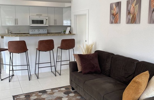 Bodden Town Apartamento | Spacious 2-bedroom apartment in Bodden Town with WiFi and AC