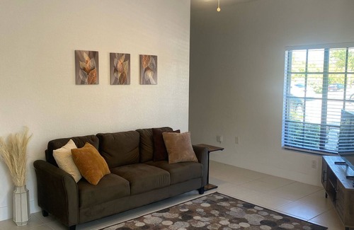 Bodden Town Apartamento | Spacious 2-bedroom apartment in Bodden Town with WiFi and AC