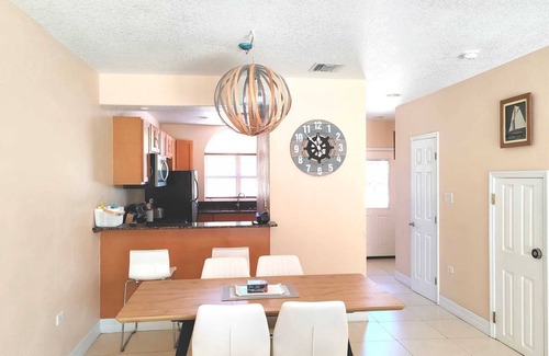 Bodden Town Condominio | Spacious 2-bedroom ocean view condo in enchanting Bodden Town, including a car!