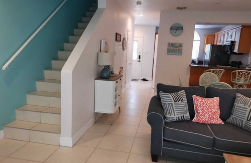 Bodden Town Condominio | Spacious 2-bedroom ocean view condo in enchanting Bodden Town, including a car!