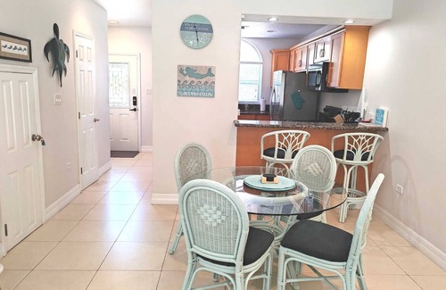 Bodden Town Condominio | Spacious 2-bedroom ocean view condo in enchanting Bodden Town, including a car!