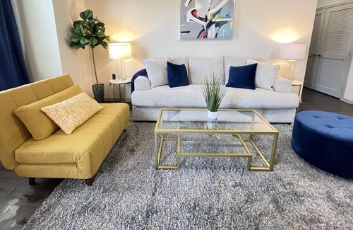 Camarillo Apartamento | Spacious 2 bedroom on ground floor at Downtown Camarillo