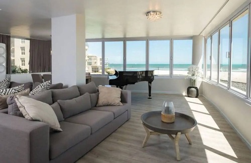 Lagoon Beach Apartamento | Spacious 2 Bedroom, Panoramic Sea Views with Wifi and Parking