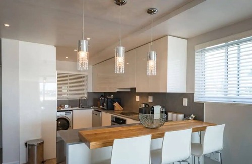 Lagoon Beach Apartamento | Spacious 2 Bedroom, Panoramic Sea Views with Wifi and Parking