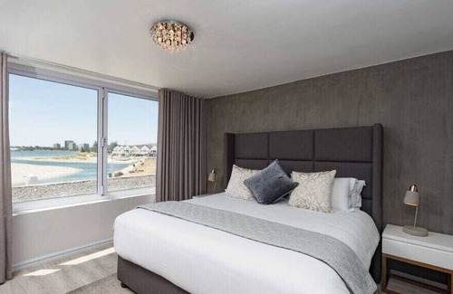 Lagoon Beach Apartamento | Spacious 2 Bedroom, Panoramic Sea Views with Wifi and Parking