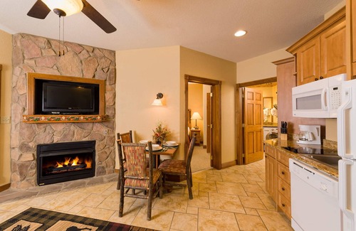 Gatlinburg Complejo | Spacious 2-bedroom resort with WiFi, free indoor waterpark in Gatlinburg TN