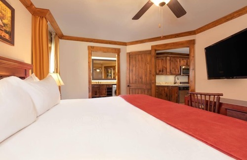 Gatlinburg Complejo | Spacious 2-bedroom resort with WiFi, free indoor waterpark in Gatlinburg TN
