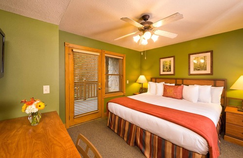 Gatlinburg Complejo | Spacious 2-bedroom resort with WiFi, free indoor waterpark in Gatlinburg TN