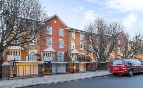 Swiss Cottage Casa | Spacious 2-bedroom Townhouse with Garden & Patio