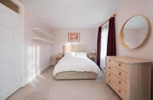 Swiss Cottage Casa | Spacious 2-bedroom Townhouse with Garden & Patio