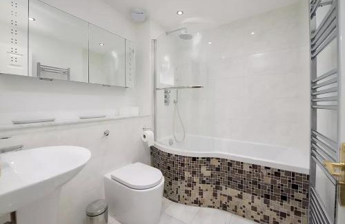 Swiss Cottage Casa | Spacious 2-bedroom Townhouse with Garden & Patio