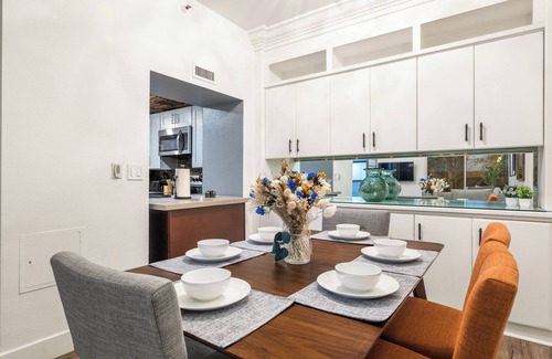 Downtown Los Angeles Condominio | Spacious 2 Bedroom Condo in DTLA, Large Private Patio, Pets Welcomed