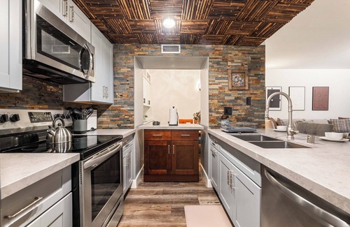 Downtown Los Angeles Condominio | Spacious 2 Bedroom Condo in DTLA, Large Private Patio, Pets Welcomed