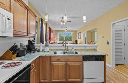 Carolina Forest Apartamento | Spacious 2 Bedroom Condo with Golf Course Views! Sleeps 4 Guests! River Oaks 48-D