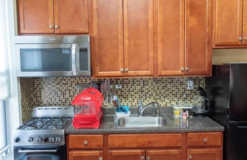 Sea Gate Apartamento | Spacious 2 Bedroom with porch and backyard