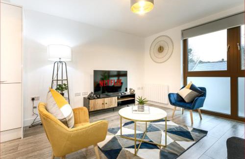 Bushey Apartamento | Spacious 2 BR Apartment - 2 Minutes to Station - 10 Minutes to Harry Potter Studios - 30 Minutes to London Euston - Ideal for Families & Business - Free Parking