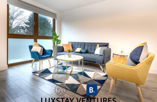 Bushey Apartamento | Spacious 2 BR Apartment - 2 Minutes to Station - 10 Minutes to Harry Potter Studios - 30 Minutes to London Euston - Ideal for Families & Business - Free Parking