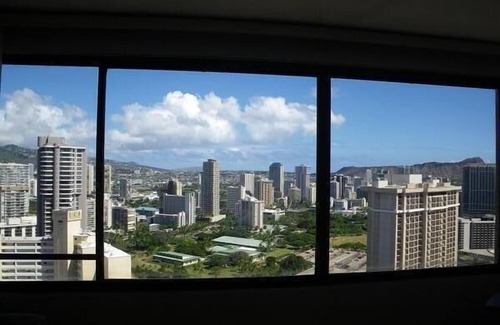 Waikiki Condominio | Amplias 2 habitaciones con vistas al océano, Diamond Head, puerto, puesta de sol y fuegos artificiales.
