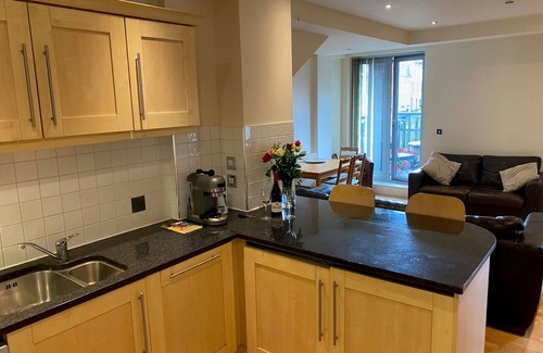 Faraday Apartamento | Spacious 2 double bedroom apartment w free off-street parking & superfast WiFi.