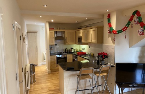 Faraday Apartamento | Spacious 2 double bedroom apartment w free off-street parking & superfast WiFi.