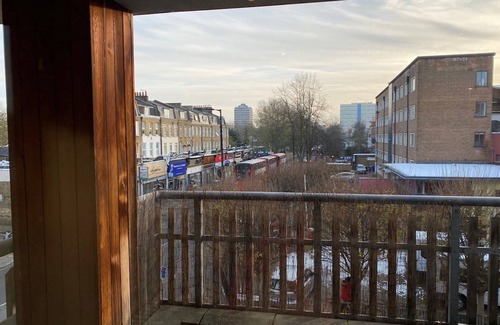 Faraday Apartamento | Spacious 2 double bedroom apartment w free off-street parking & superfast WiFi.
