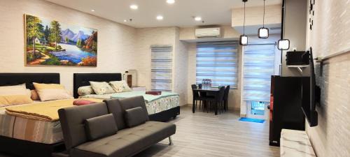 Medan Apartamento | Spacious 2 King Bed Family Room 56 Sqm PODOMORO APARTMENT Tower Liberty 21st Floor with Mall Direct Access