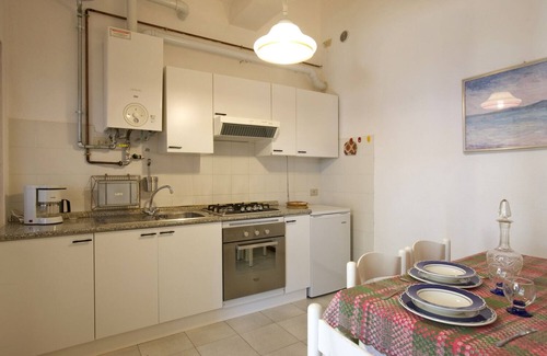Porto Valtravaglia Apartamento | Amplio apartamento de 2 habitaciones con aproximadamente 1. 300 m² de parcela ajardinada bien cuidada