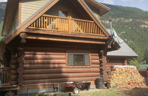 Adams Lake Casa | Spacious, 2000 sq. ft. Luxury Log House on Adams Lake..