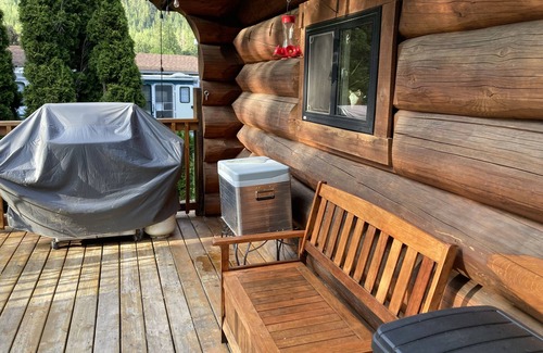 Adams Lake Casa | Spacious, 2000 sq. ft. Luxury Log House on Adams Lake..