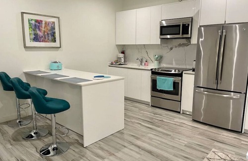 Palm Beach Condominio | Spacious 2B 2,5B Condo ON the Palm Beach Strip - Walk to Everything!