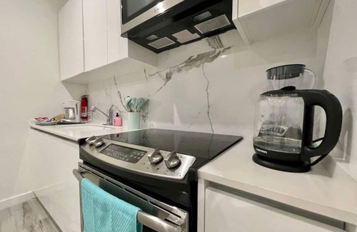 Palm Beach Condominio | Spacious 2B 2,5B Condo ON the Palm Beach Strip - Walk to Everything!