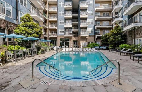 Cherry Apartamento | Spacious 2BD - 5 Min DT, Gym, Parking, W-D - Sleep 12