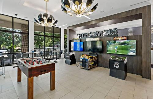 Cherry Apartamento | Spacious 2BD - 5 Min DT, Gym, Parking, W-D - Sleep 12