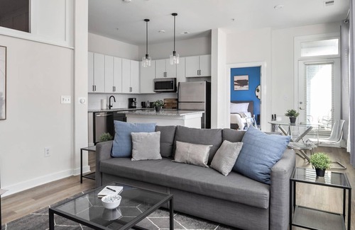 Second Ward Apartamento | Spacious 2BD with Private Balcony and Free Parking 1