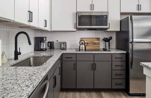 Second Ward Apartamento | Spacious 2BD with Private Balcony and Free Parking 1
