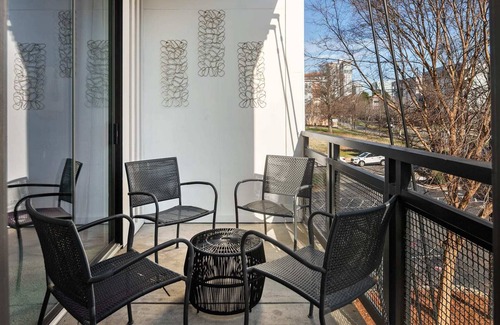 Second Ward Apartamento | Spacious 2BD with Private Balcony and Free Parking 1