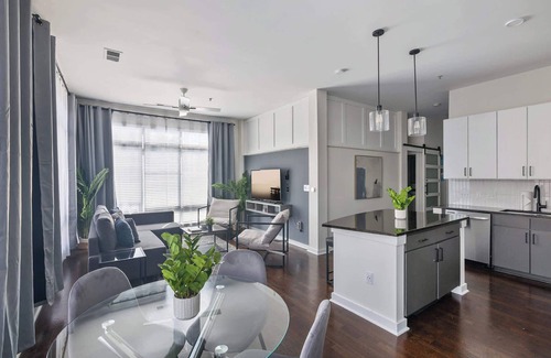 First Ward Apartamento | Spacious 2BD with Private Balcony and Free Parking 2