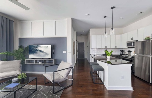 First Ward Apartamento | Spacious 2BD with Private Balcony and Free Parking 2